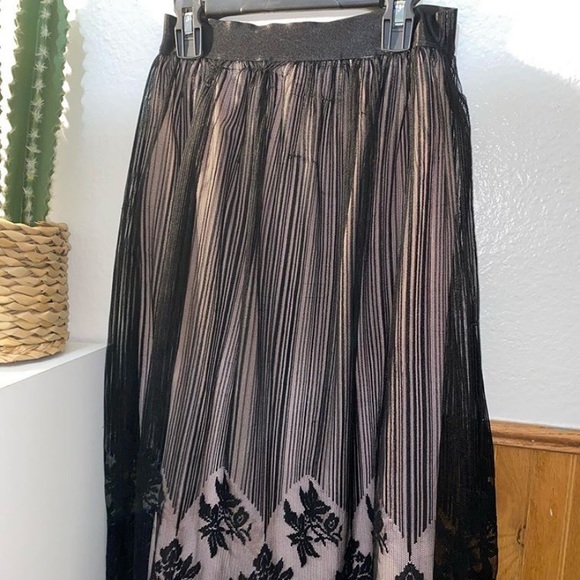 Dresses & Skirts - Black high waisted skirt with lace